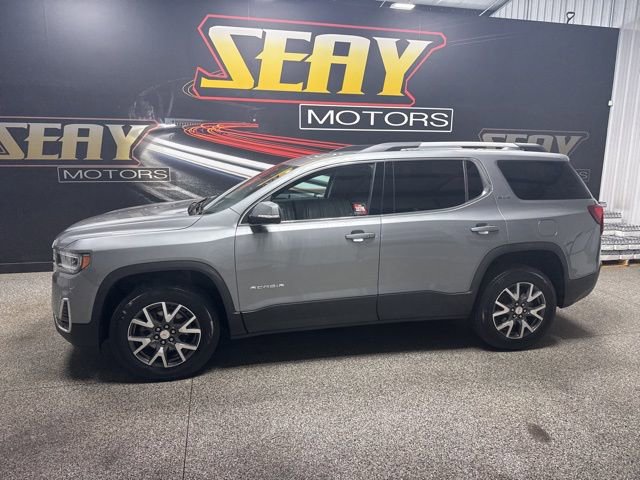 Used 2023 GMC Acadia SLE w/ Driver Convenience Package image 3
