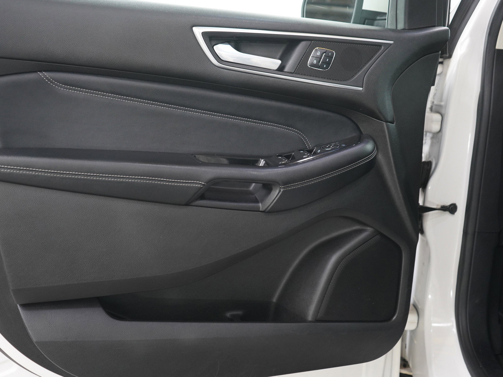 Used 2015 Ford Edge Titanium w/ Equipment Group 302A AWD/4WD image 19