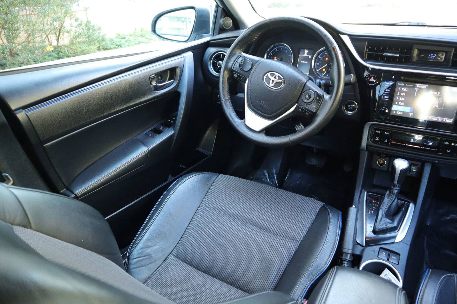 Used 2018 Toyota Corolla SE w/ SE Premium Package FWD image 23