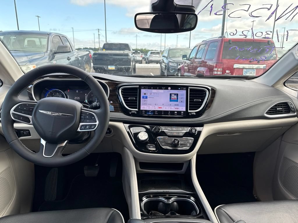 Used 2024 Chrysler Pacifica Limited AWD/4WD image 10