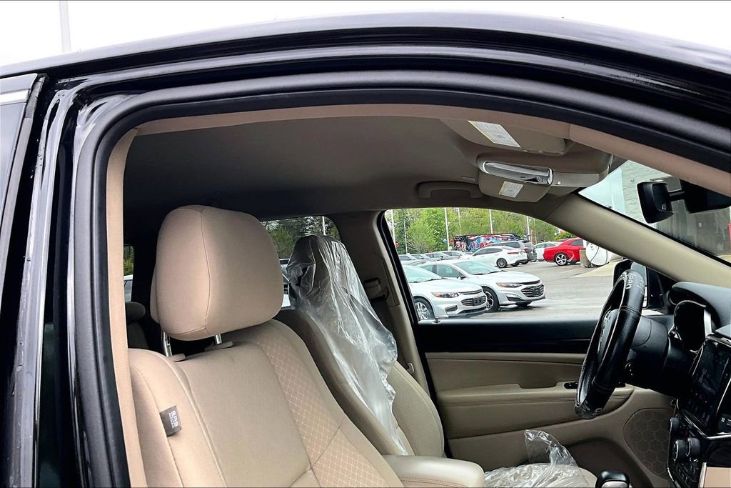 Used 2022 Jeep Grand Cherokee Laredo E AWD/4WD image 23