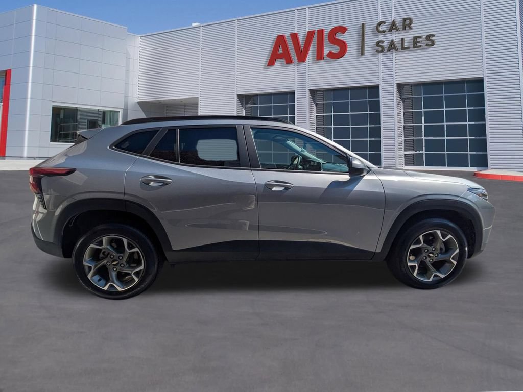 Used 2025 Chevrolet Trax LT w/ LT Convenience Package FWD image 5