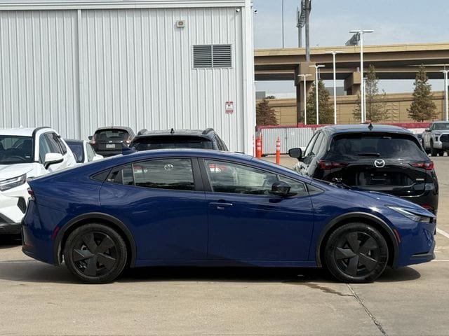 Used 2025 Toyota Prius LE FWD image 3