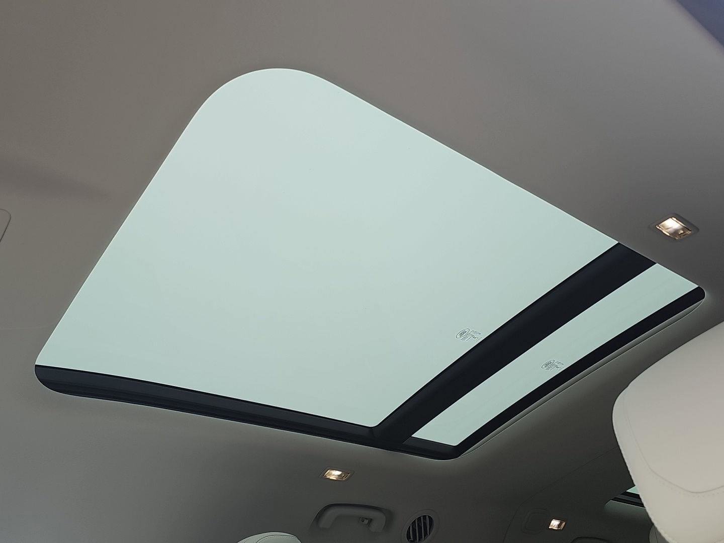 Used 2023 Land Rover Defender 130 SE image 27