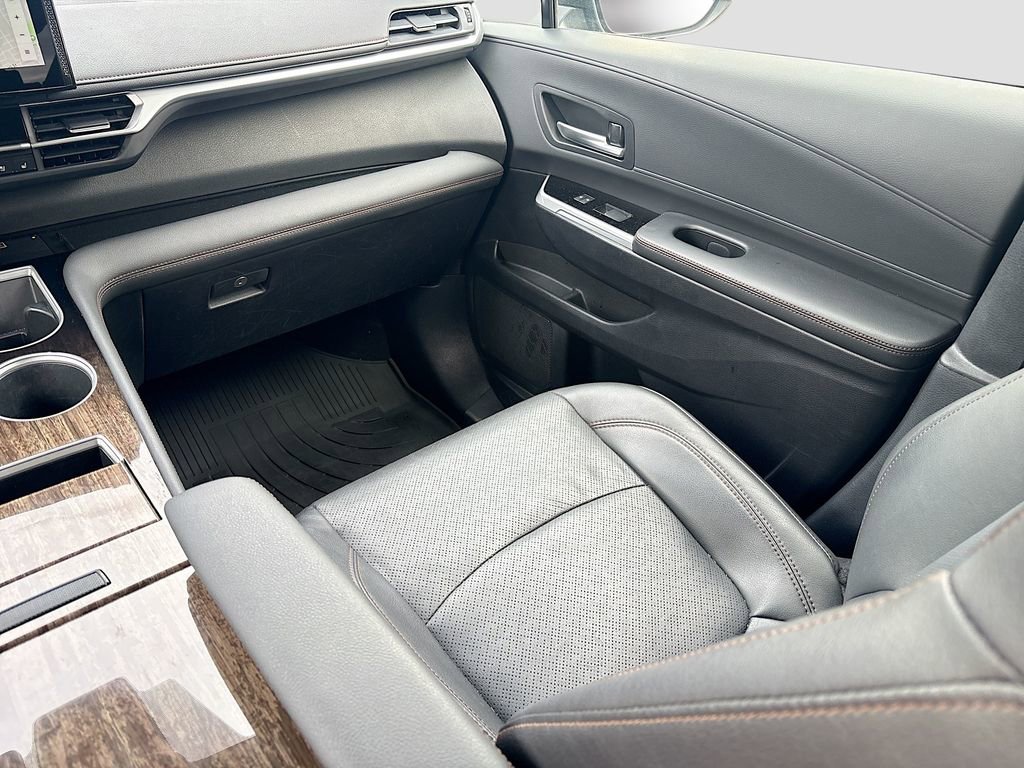 Used 2025 Toyota Sienna Limited image 25