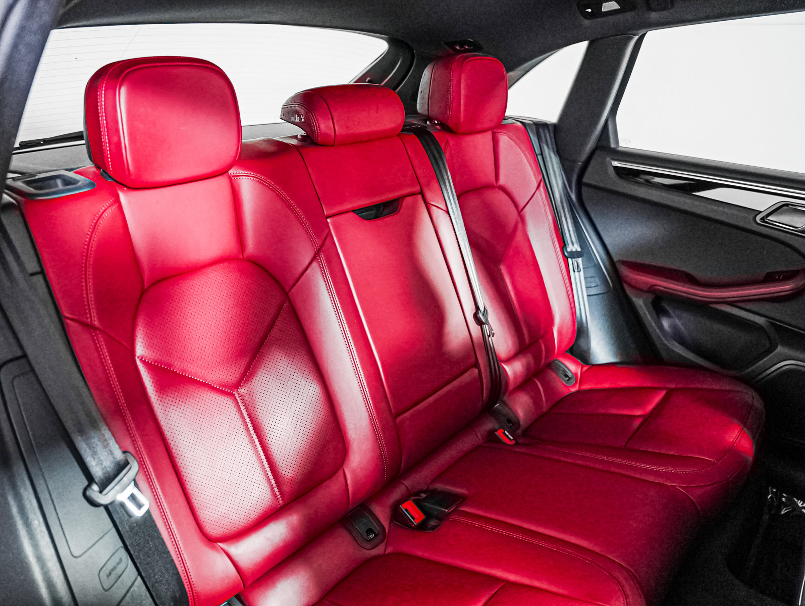 Certified 2022 Porsche Macan S w/ Premium Package Plus image 6