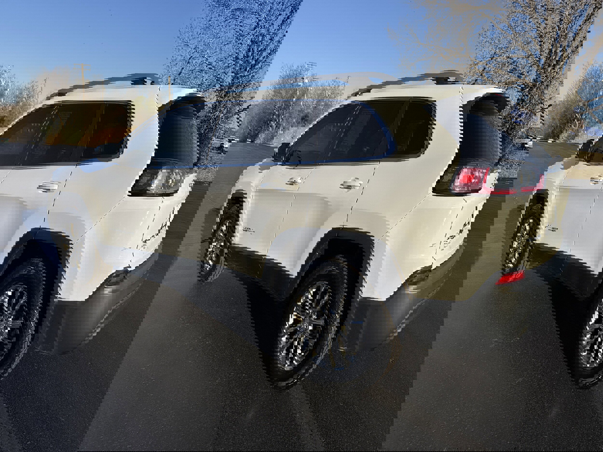 Used 2019 Jeep Cherokee Latitude Plus w/ Comfort/Convenience Group image 3