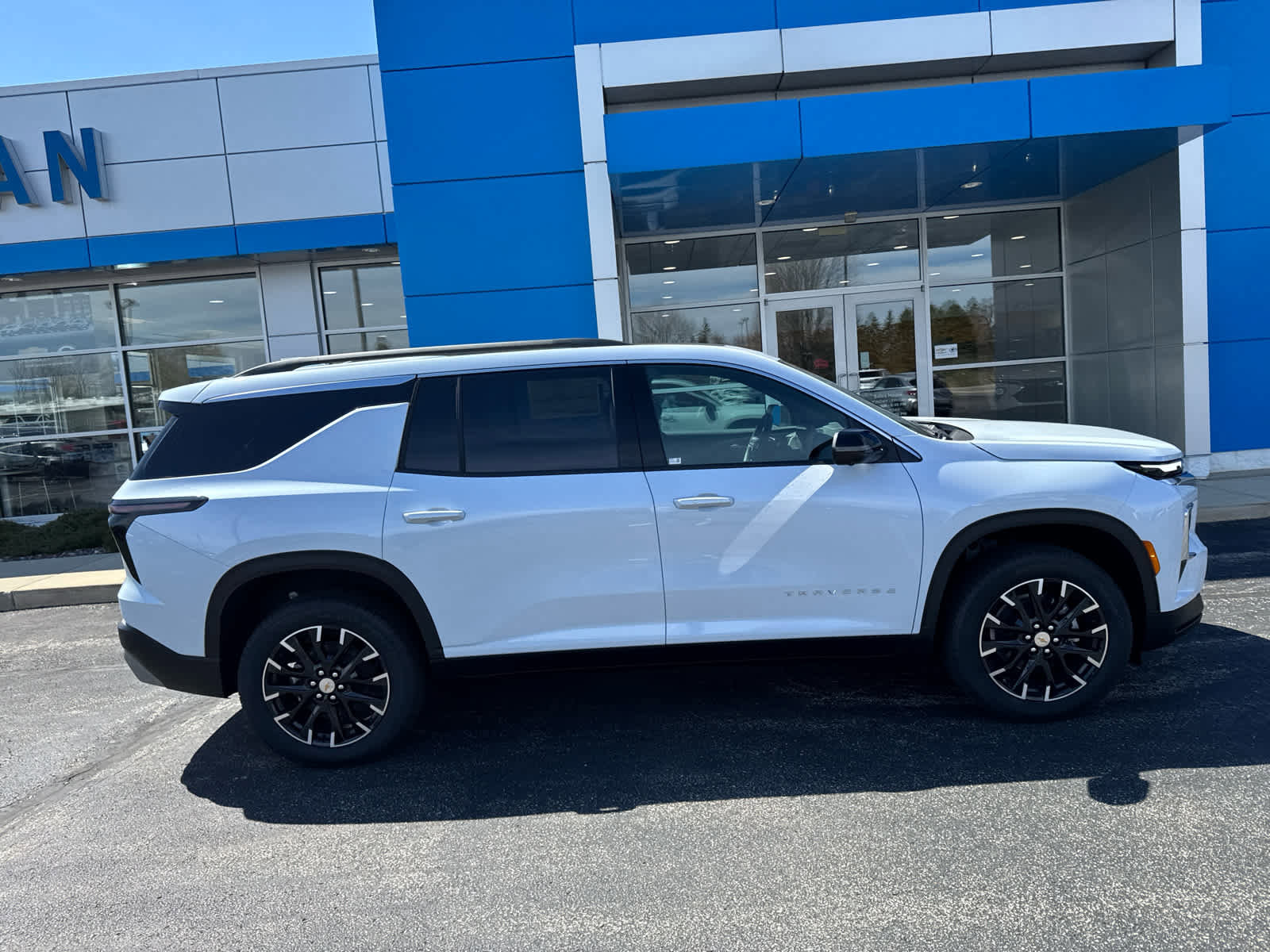 New 2026 Chevrolet Traverse LT w/ Sun and Wheel Package AWD/4WD image 3