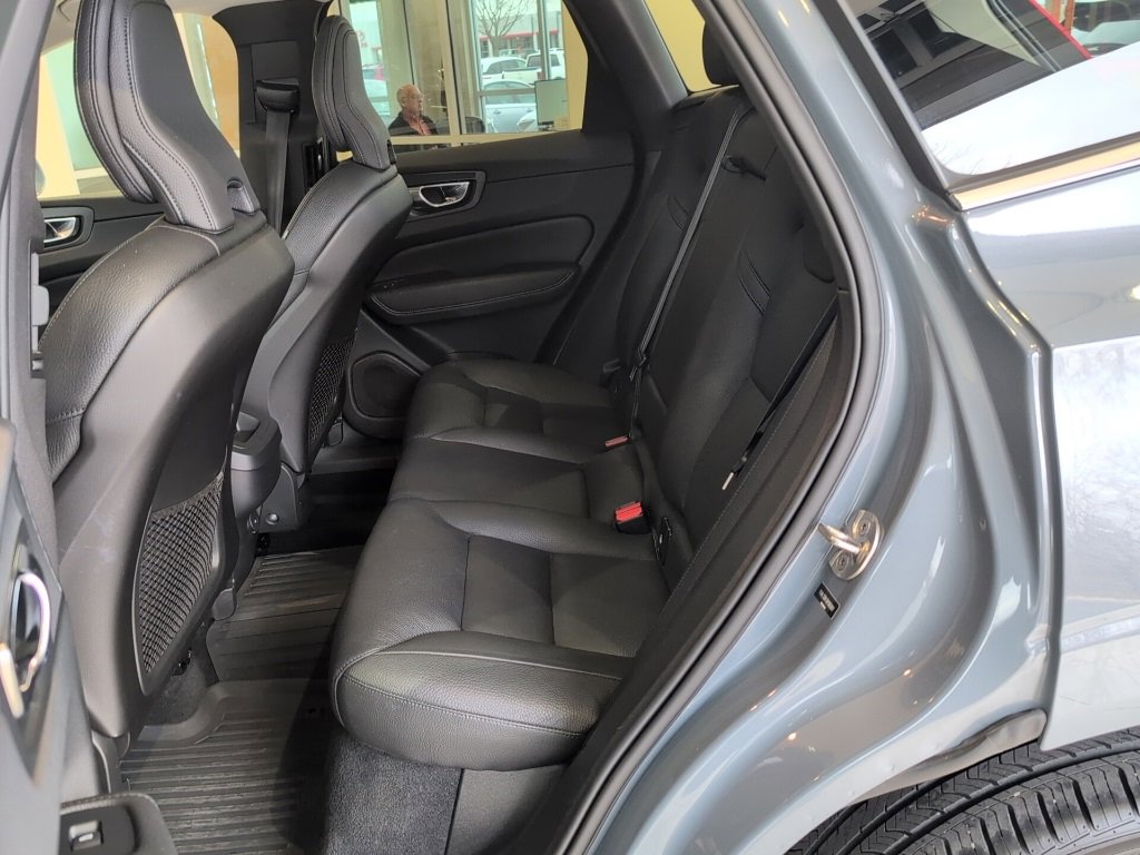 Used 2022 Volvo XC60 B5 Momentum w/ Advanced Package image 32