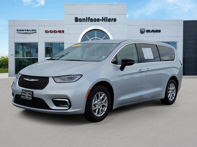 Used 2024 Chrysler Pacifica Touring-L image 3