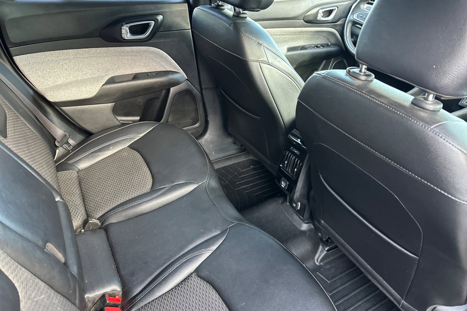 Used 2024 Jeep Compass Latitude image 17