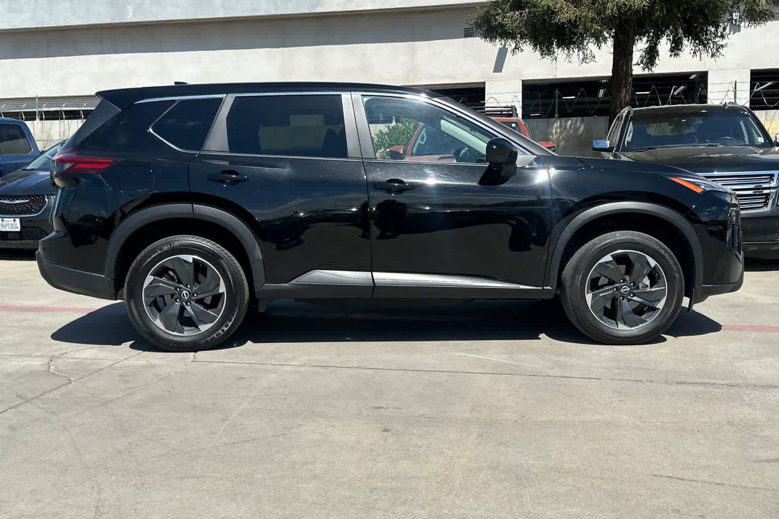 Certified 2025 Nissan Rogue SV AWD/4WD image 9