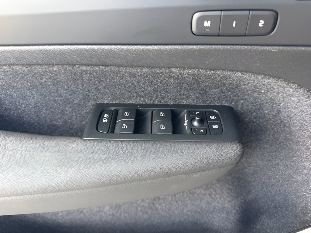 Used 2023 Volvo XC40 Recharge Ultimate AWD/4WD image 25