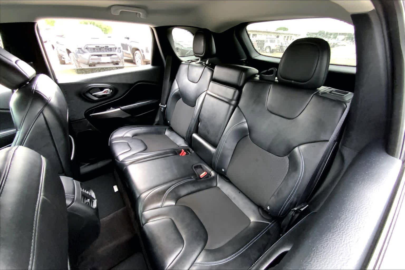 Used 2019 Jeep Cherokee Latitude Plus FWD image 20