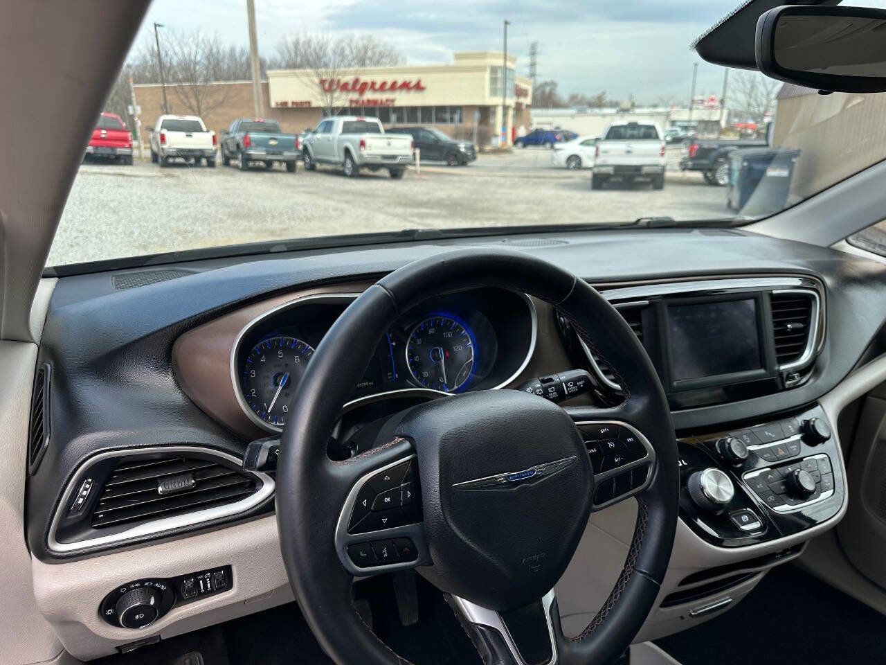 Used 2018 Chrysler Pacifica Touring-L w/ Tire & Wheel Group image 7