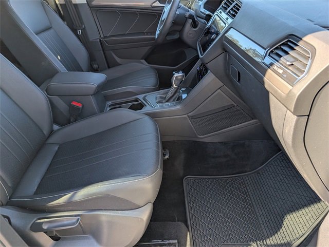 Used 2023 Volkswagen Tiguan SE w/ Panoramic Sunroof Package image 27