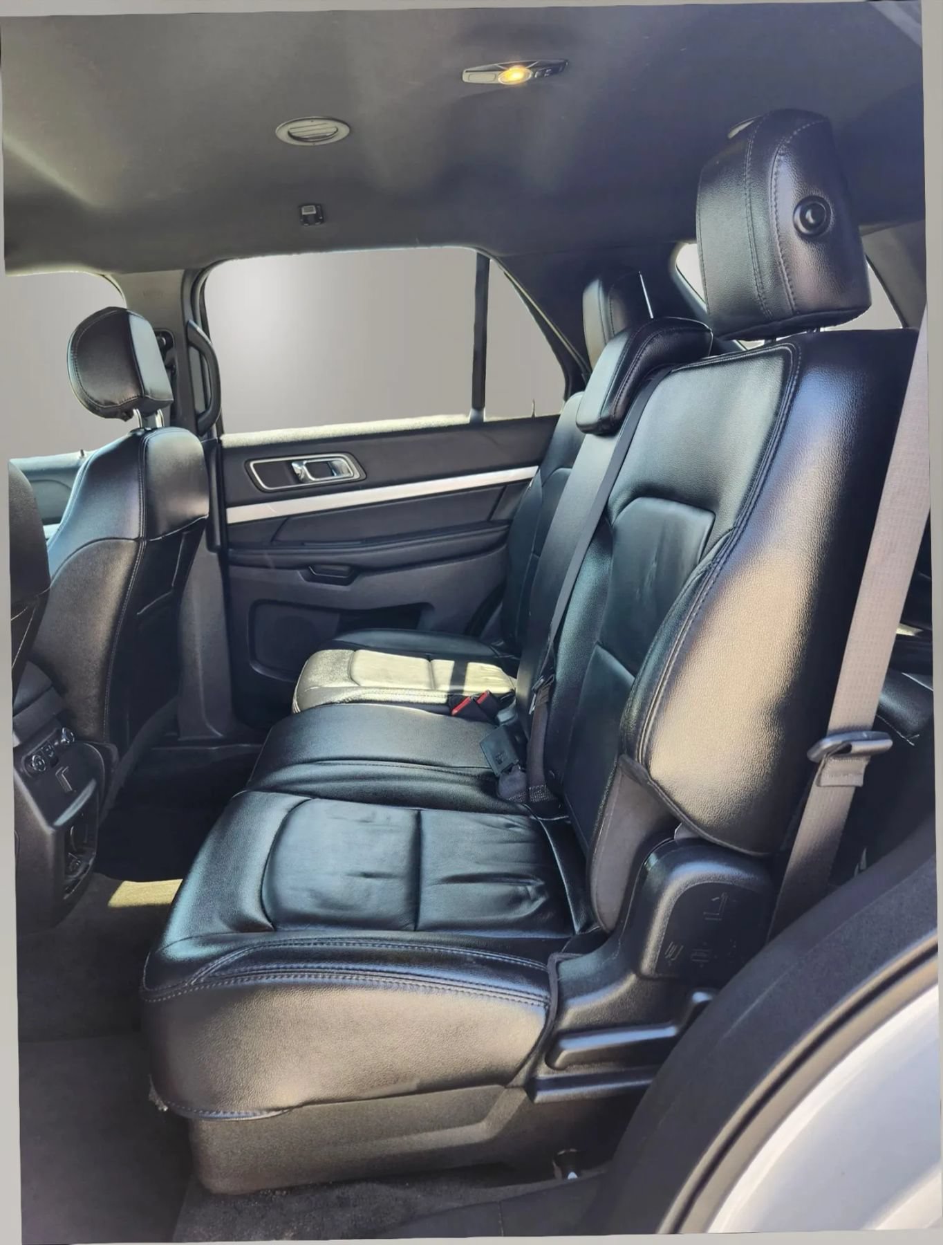 Used 2017 Ford Explorer XLT w/ Equipment Group 202A AWD/4WD image 15