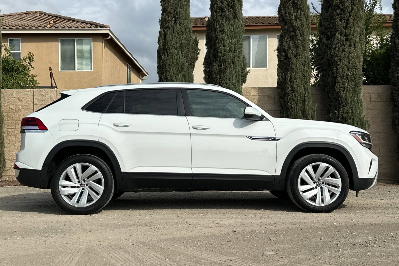 Used 2022 Volkswagen Atlas Cross Sport SE image 3