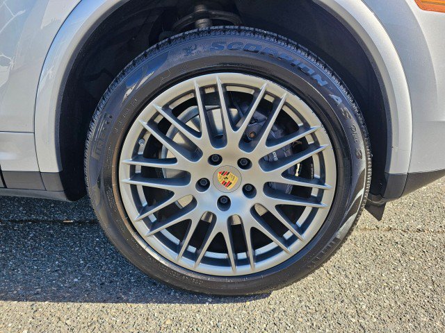 Used 2017 Porsche Cayenne Platinum Edition AWD/4WD image 9