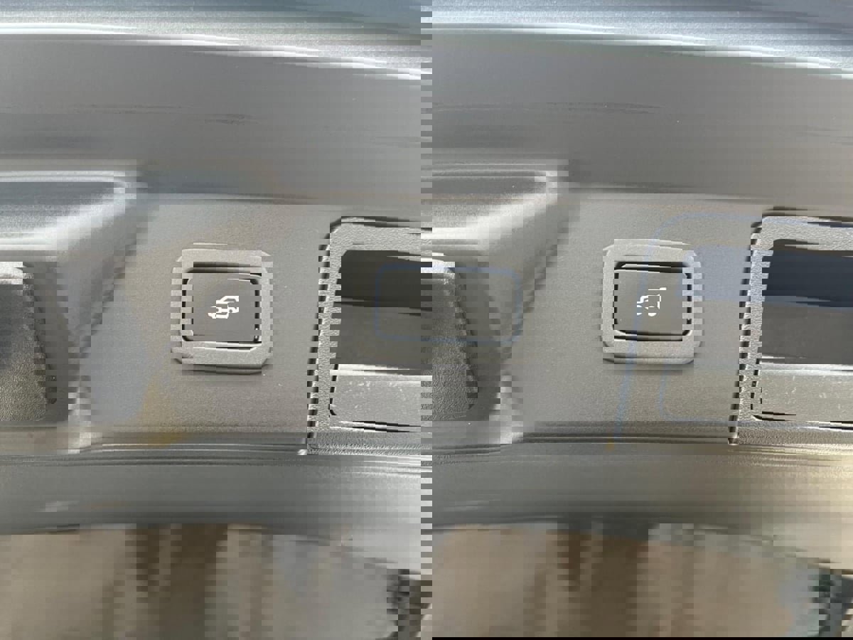 Used 2019 Land Rover Range Rover Velar R-Dynamic SE image 43