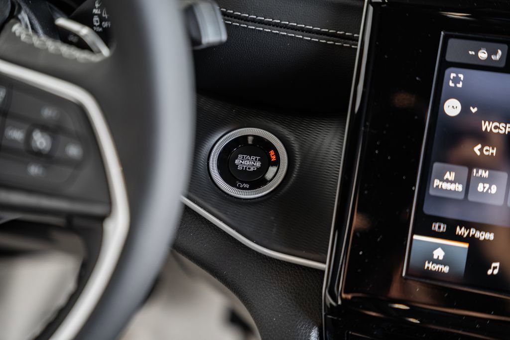 New 2025 Jeep Grand Cherokee Laredo X w/ Luxury Tech Group I image 25