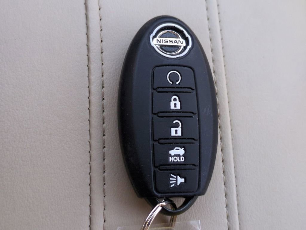 Used 2017 Nissan Rogue SV w/ SV Premium Package image 31