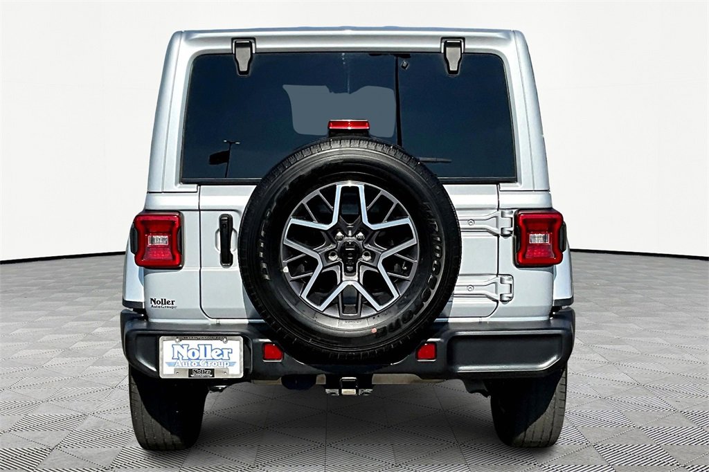 Used 2024 Jeep Wrangler Sahara image 4