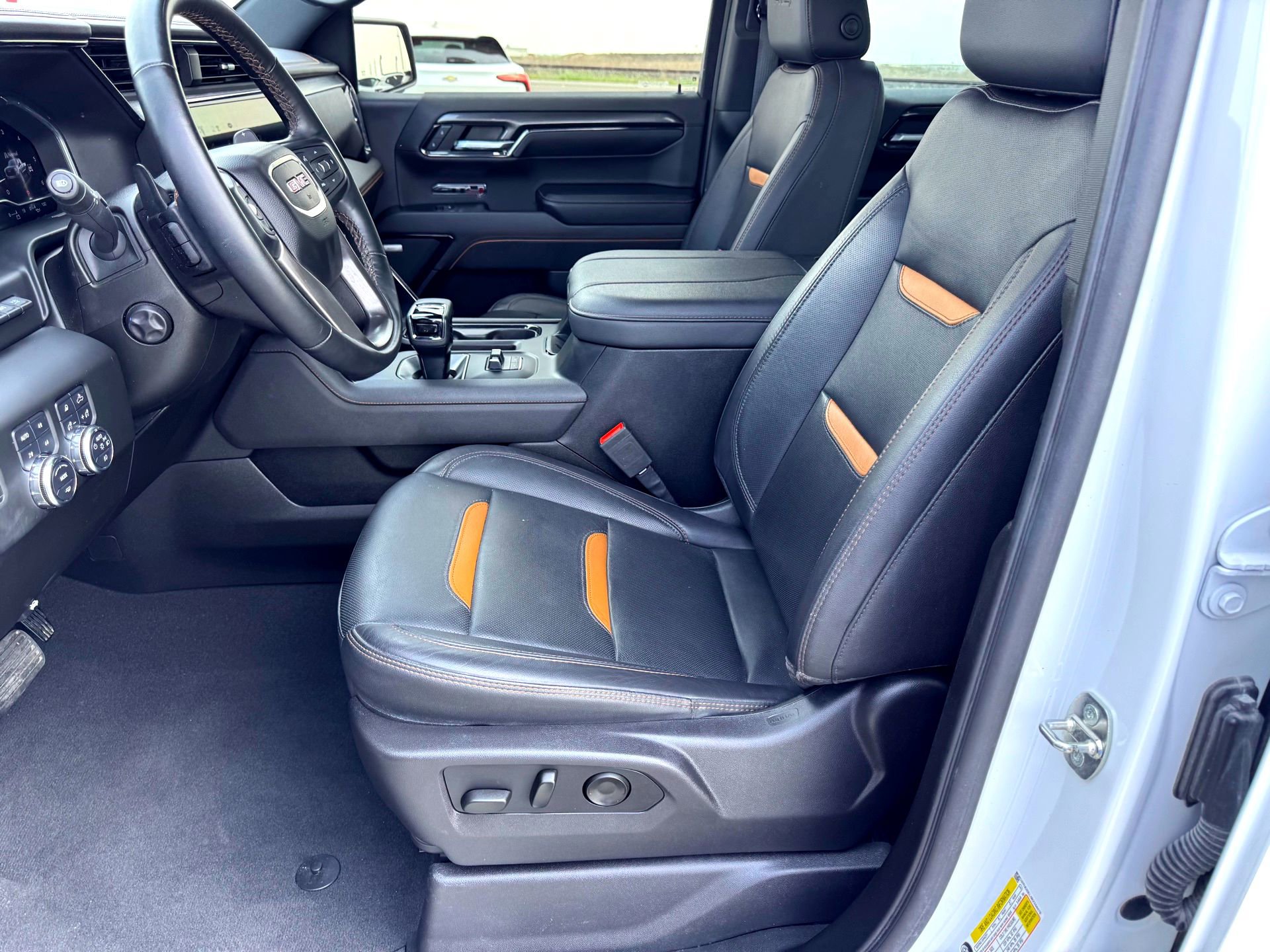 Used 2024 GMC Sierra 1500 AT4 w/ Technology Package AWD/4WD image 12