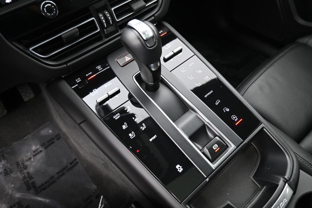 Certified 2024 Porsche Macan AWD/4WD image 22