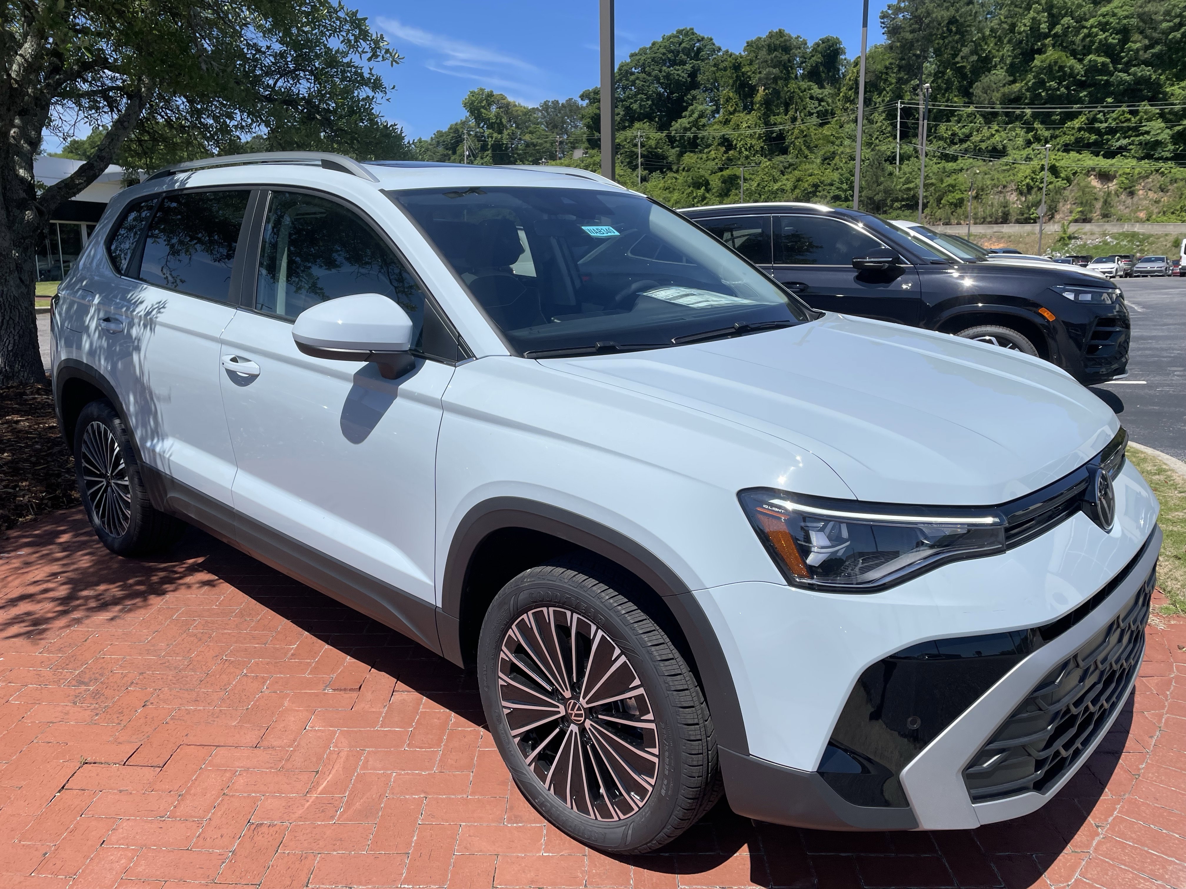 New 2026 Volkswagen Taos SE FWD image 3
