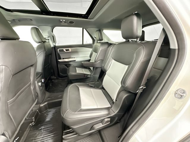Used 2023 Ford Explorer XLT w/ Equipment Group 202A AWD/4WD image 4
