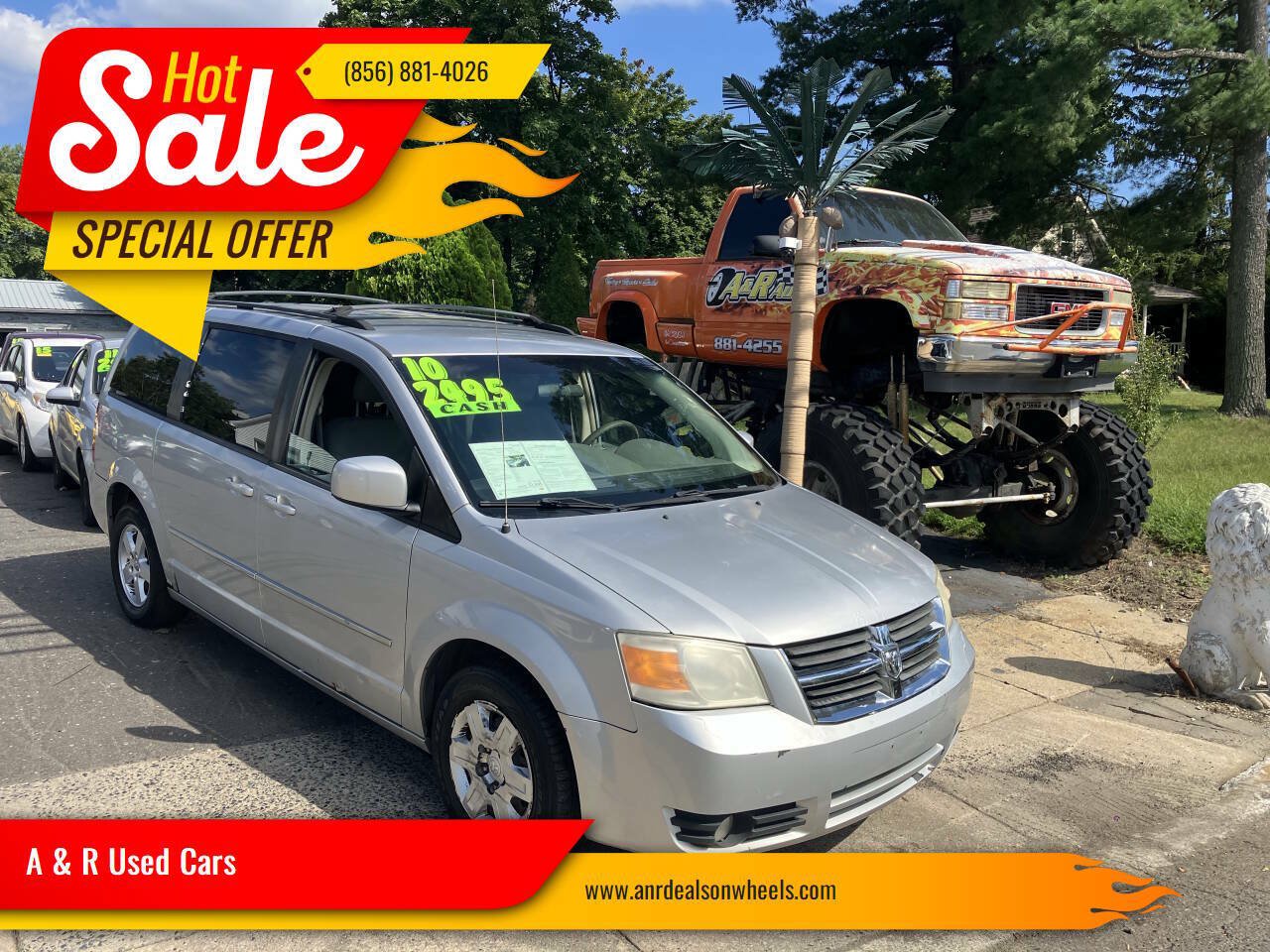 Used 2010 Dodge Grand Caravan SXT FWD image 1