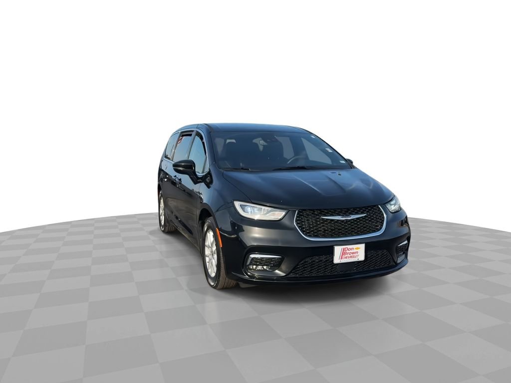 Used 2025 Chrysler Pacifica Select FWD image 3
