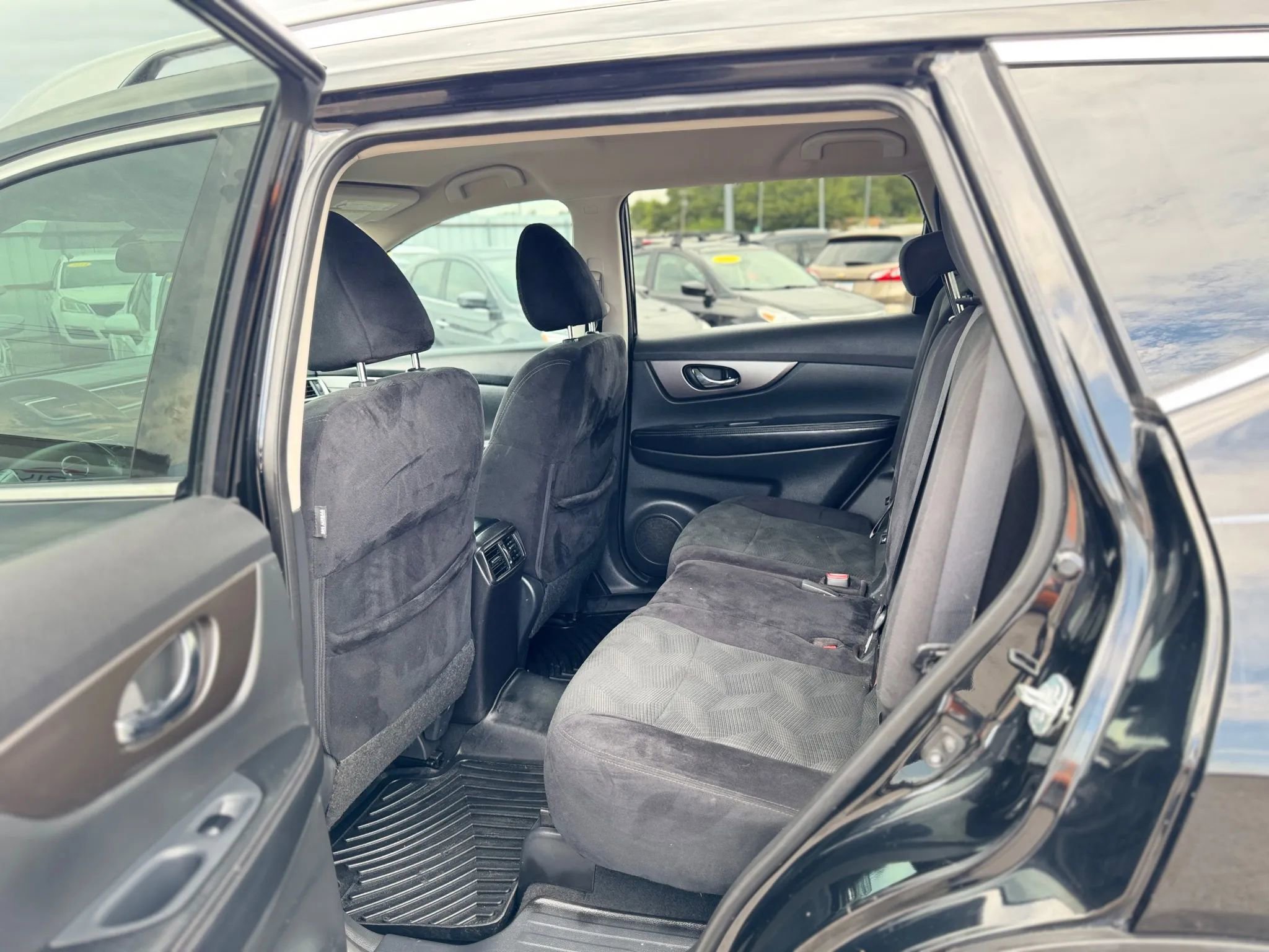 Used 2015 Nissan Rogue SV image 18