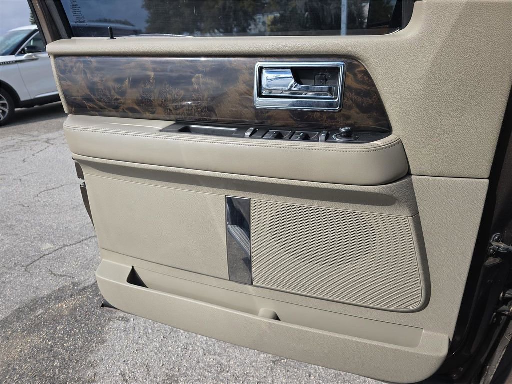 Used 2017 Lincoln Navigator Select image 17