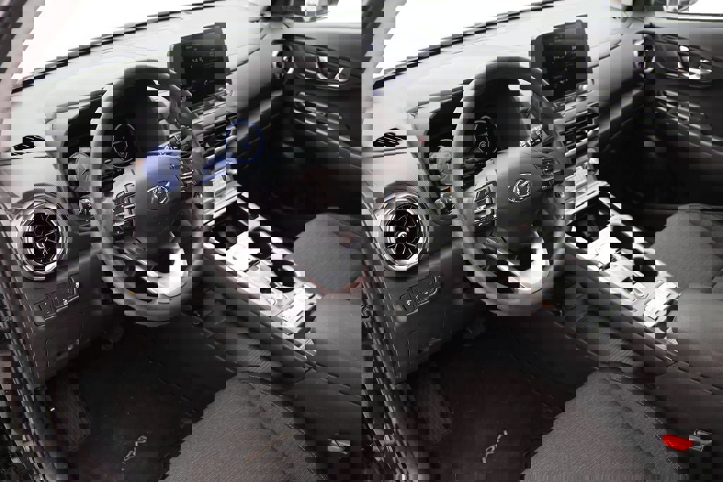 Used 2023 Hyundai Kona SE image 14