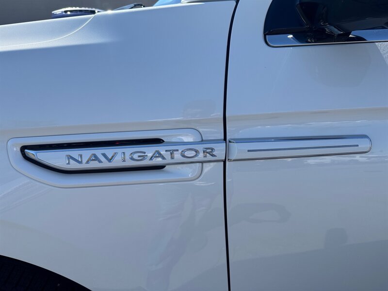 Used 2021 Lincoln Navigator L Reserve AWD/4WD image 7