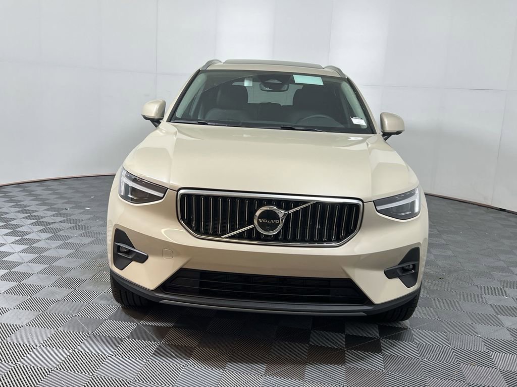 Certified 2025 Volvo XC40 B5 Plus w/ Protection Package Premier image 4