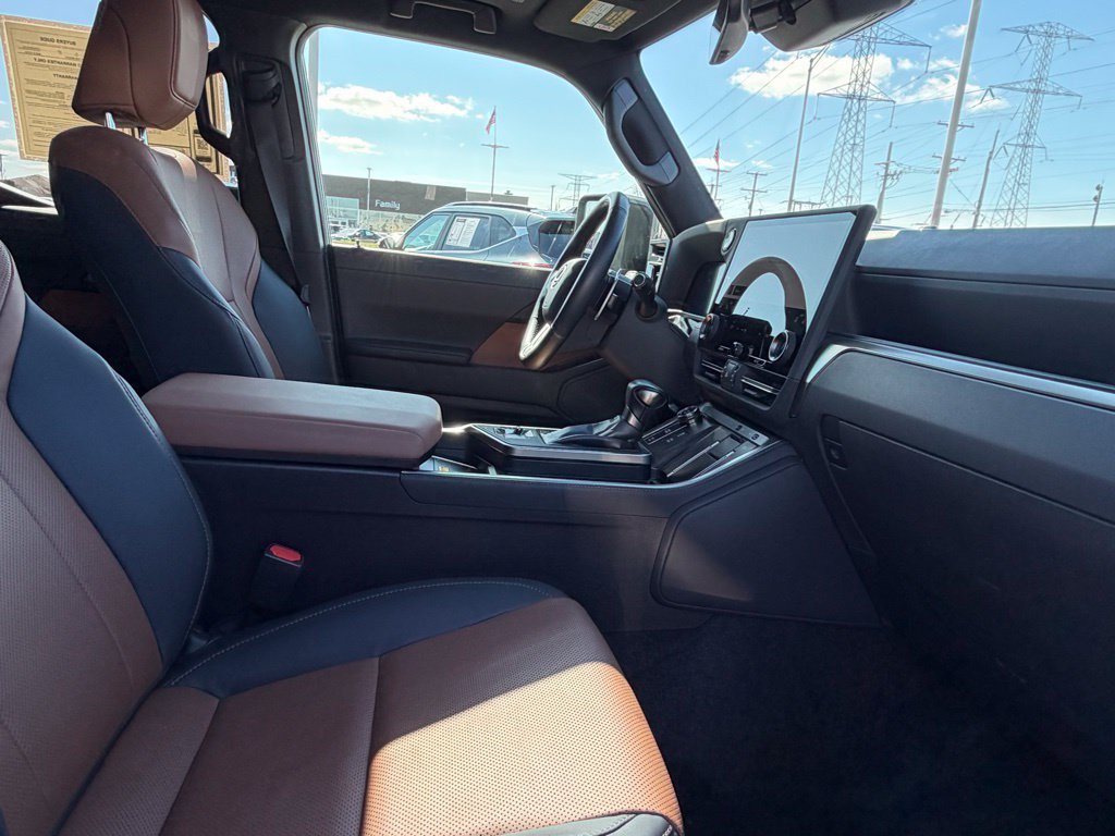 Used 2024 Lexus GX 550 w/ Cold Area Package AWD/4WD image 16