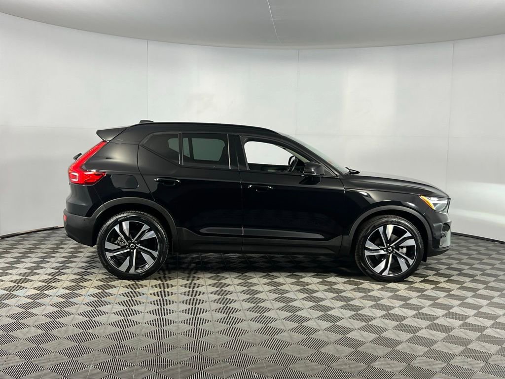 Used 2025 Volvo XC40 B5 Plus image 3