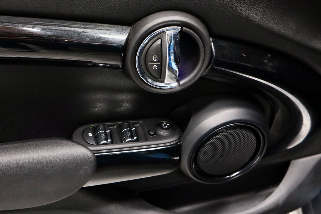 Used 2019 MINI Cooper 4-Door Hardtop w/ Signature Upholstery Package image 25