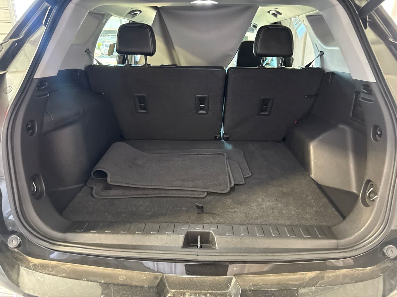 Used 2022 GMC Terrain SLT w/ Infotainment Package II FWD image 16