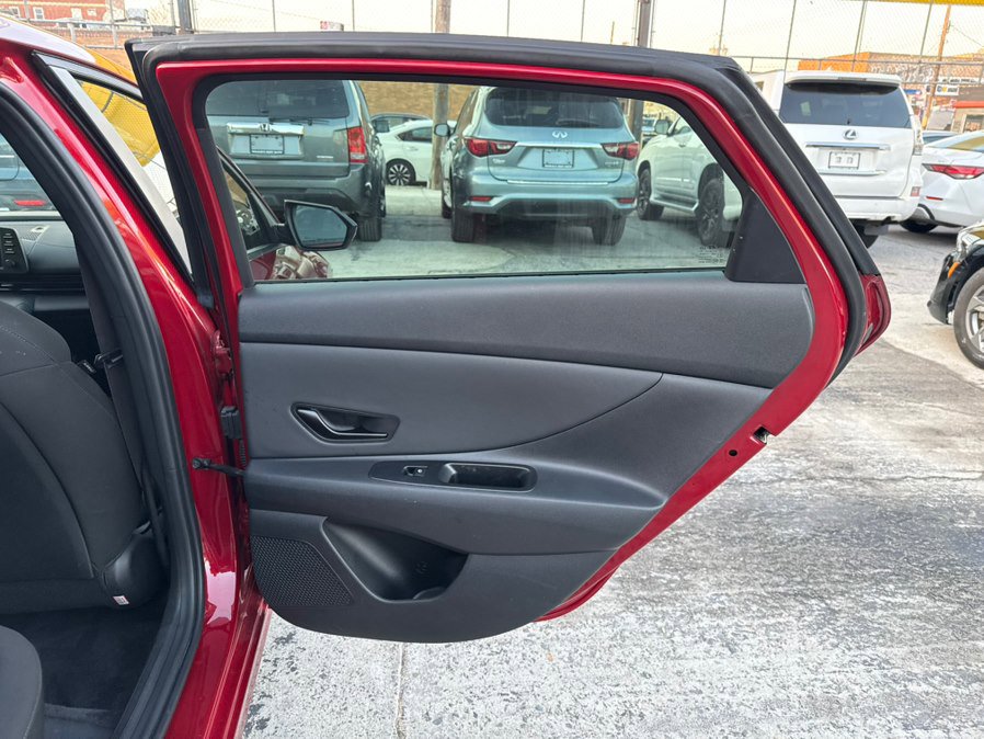 Used 2025 Hyundai Elantra Sport image 16