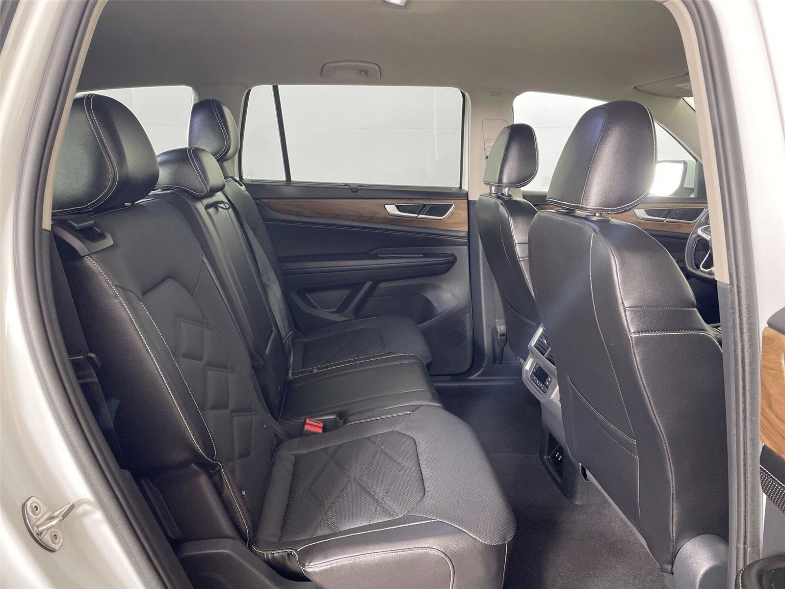 Used 2024 Volkswagen Atlas SE image 28