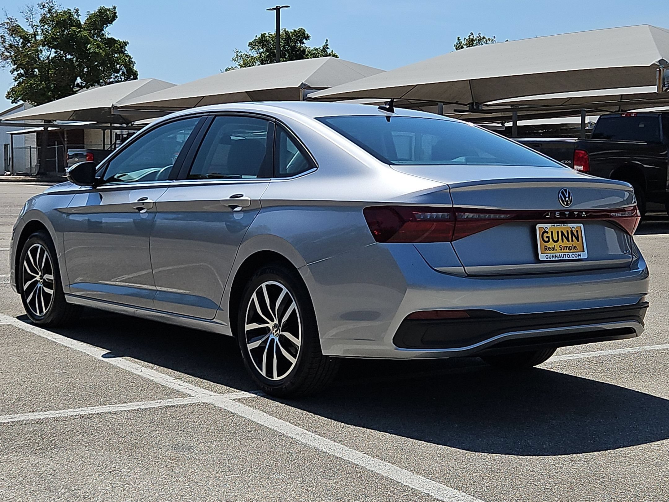 Used 2025 Volkswagen Jetta SE FWD image 5