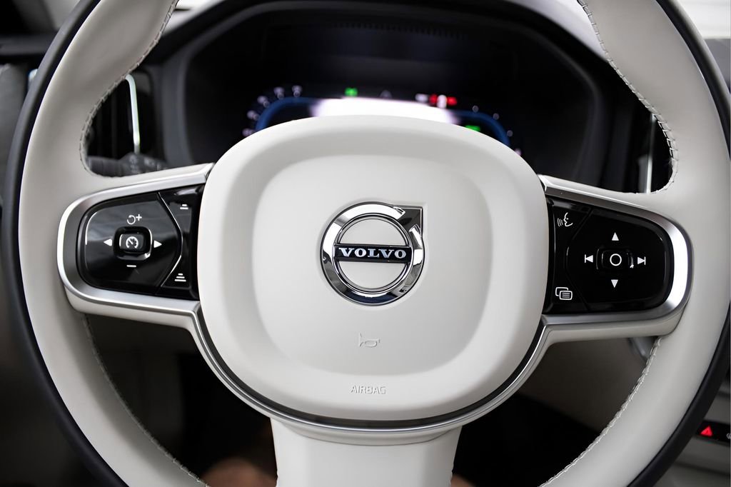 Certified 2025 Volvo XC60 T8 Plus w/ Protection Package Premier image 18