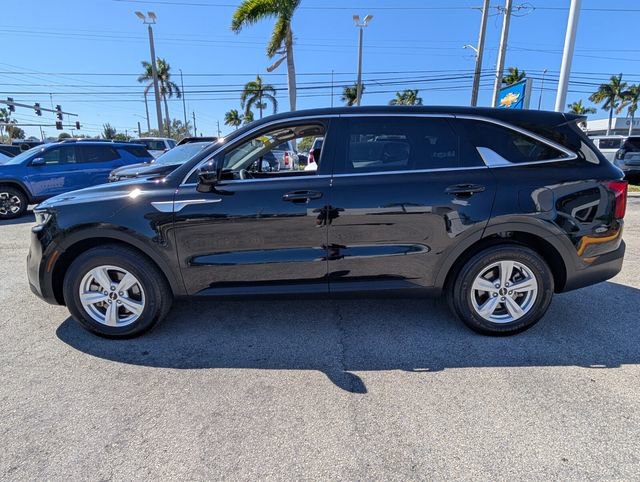 Used 2023 Kia Sorento LX image 4