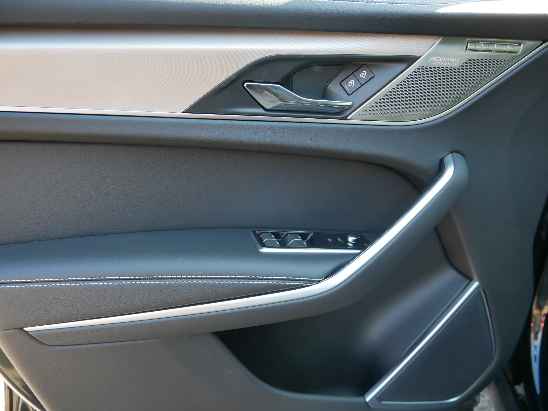 New 2026 Jaguar F-PACE R-Dynamic S image 4