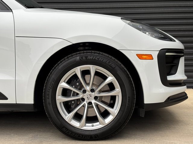 Certified 2025 Porsche Macan image 11