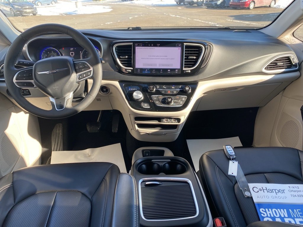 Used 2024 Chrysler Pacifica Touring-L image 25